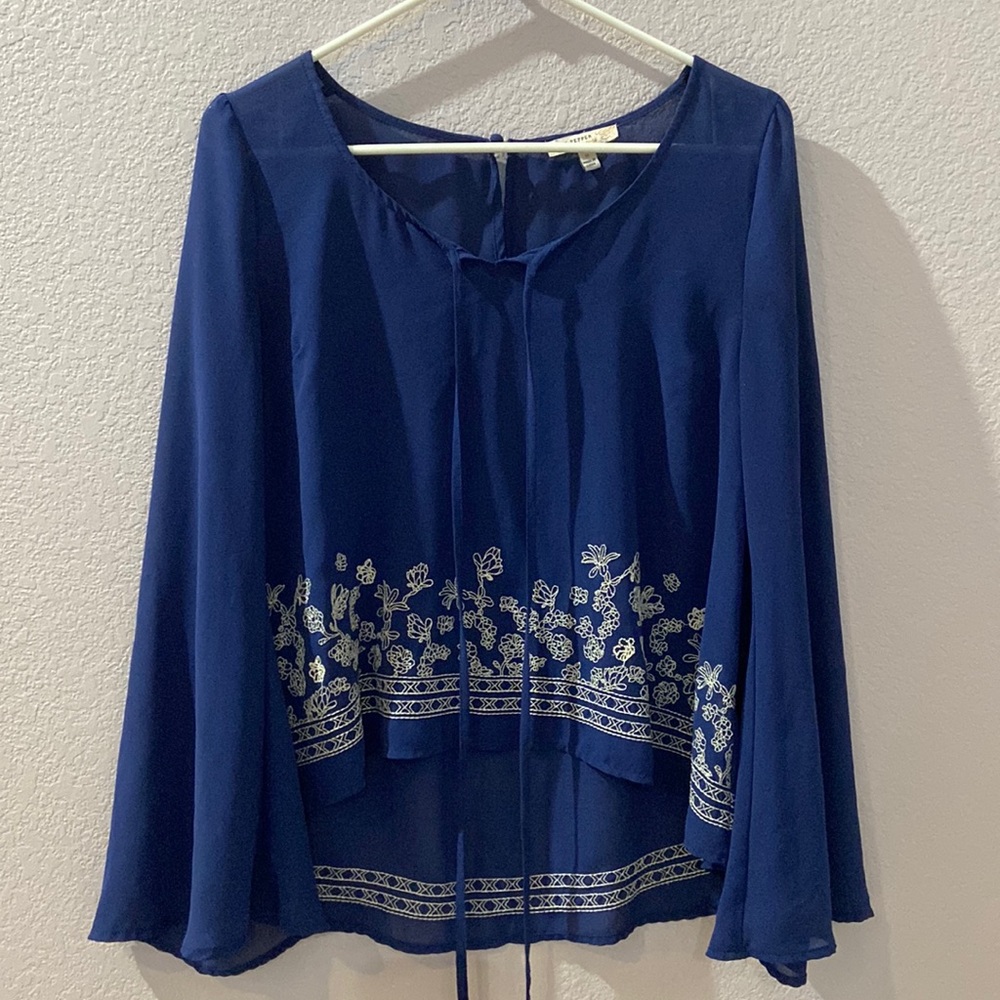 Stitched floral blouse blouse with white stitching. Blu pepper size M